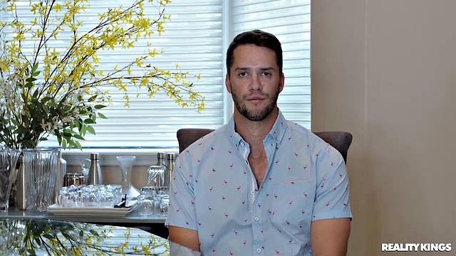 Элис Висби изголодалась по огромному члену и получает то, что хотела от Дэна Дэмеджа, пока греет себя вибратором и жадно сосет его хуй, наконец пробуя все на себе.