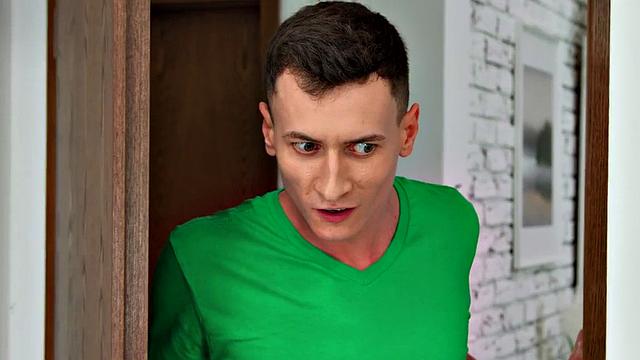 смазанная телка получает анал и сквиртит в ванной