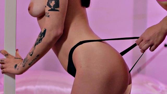 девчонки на каблуках и в чулках жадно лижут друг другу киски