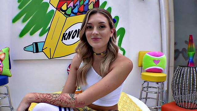 charlotte sins раздвигает свою мокрую киску и получает жёсткий трах