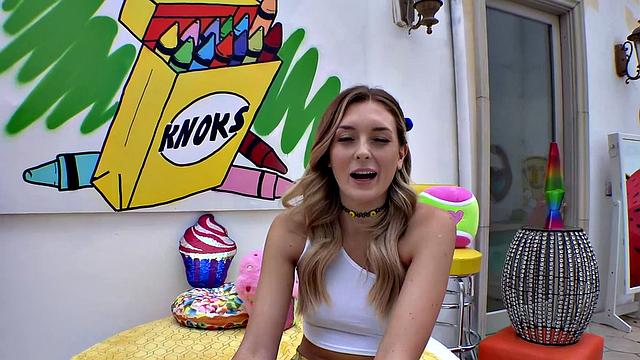 charlotte sins раздвигает свою мокрую киску и получает жёсткий трах