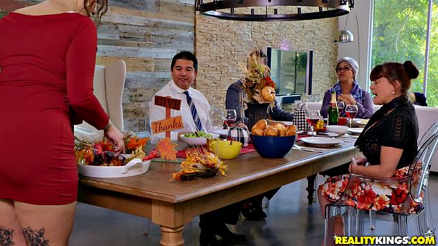 Айви Лебелль устраивает секс с Куинтоном Джеймсом на День благодарения, пока родители спят рядом на кухне.