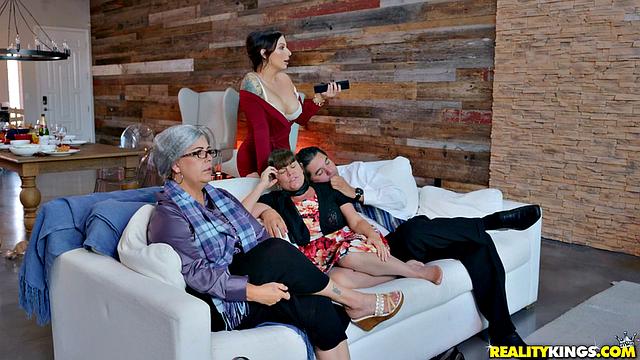 Айви Лебелль устраивает секс с Куинтоном Джеймсом на День благодарения, пока родители спят рядом на кухне.