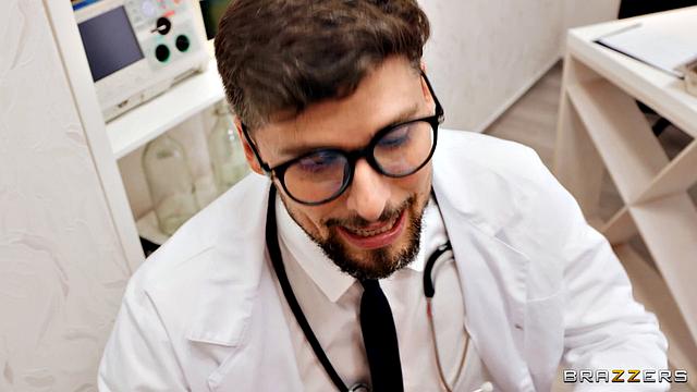 София Ли засовывает вибратор Злате Шайн, а потом к ним присоединяется мама и доктор для горячего лесбийского тройничка с игрушками.