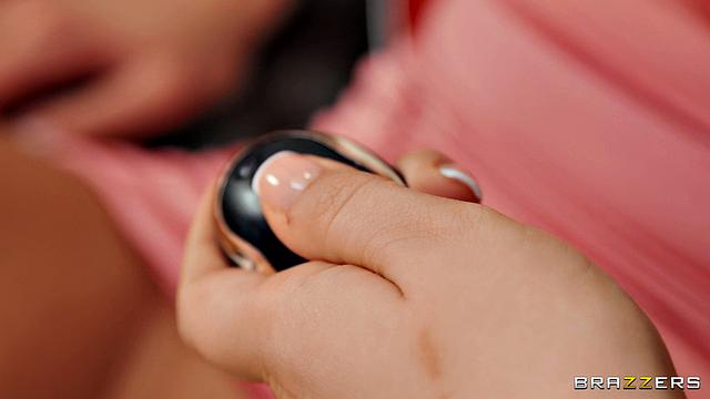 София Ли засовывает вибратор Злате Шайн, а потом к ним присоединяется мама и доктор для горячего лесбийского тройничка с игрушками.