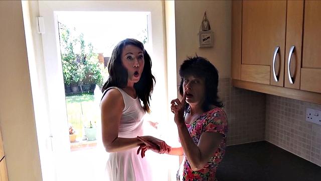 милфа застукала вора и устроила жаркий трах