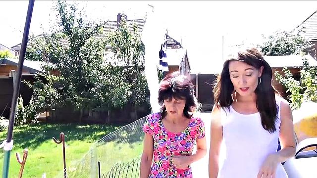 милфа застукала вора и устроила жаркий трах