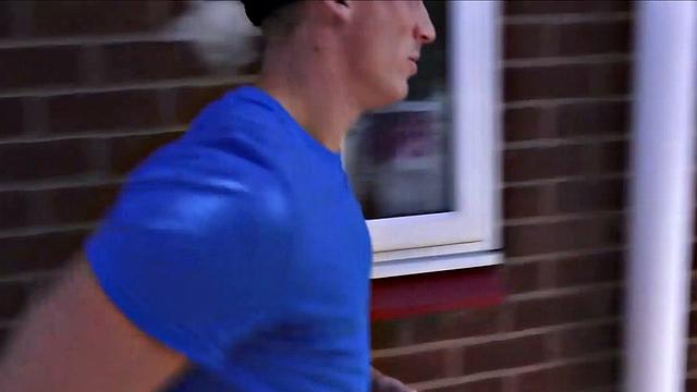 милфа застукала вора и устроила жаркий трах