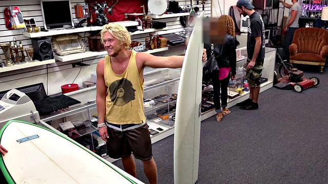 жеребец из ломбарда с прессом ловит мощное очко в складе на троих