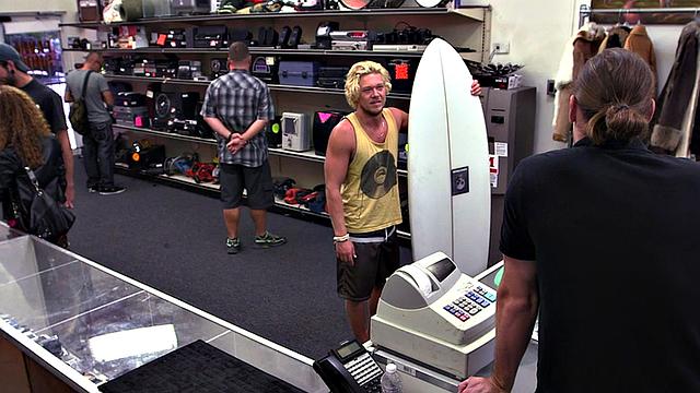 жеребец из ломбарда с прессом ловит мощное очко в складе на троих