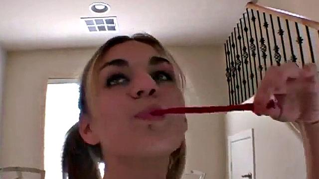 дерзкая брюнетка дразнит трусиками и облизывает лакричку