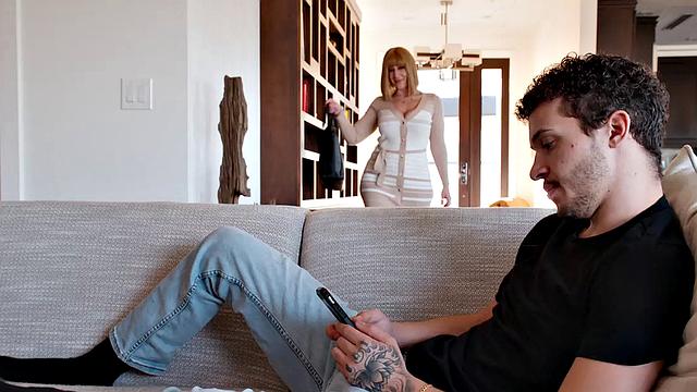 Busty MILF Sara Jay bangs son's newly single friend in her bed