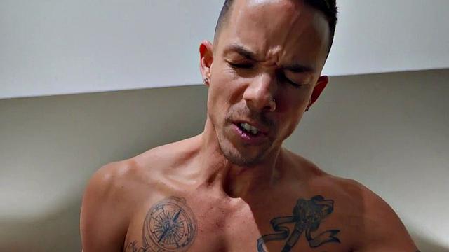 BJ stud bareback banged by tattooed top till cumshot