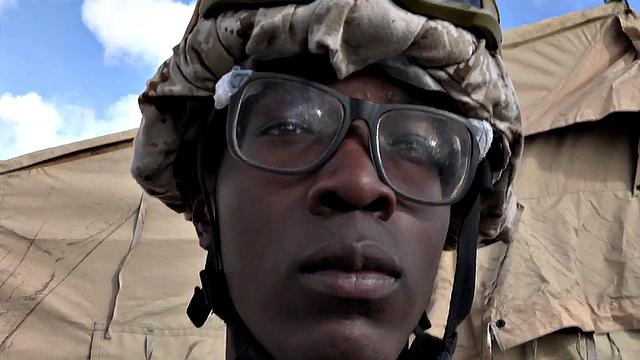 жаркий армейский парень ловит сперму на лицо на свежем воздухе