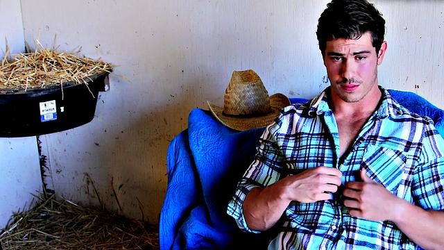 Hunky amateur farmer jerks his rod for jizz explosion