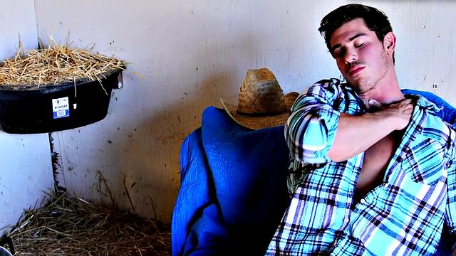 Hunky amateur farmer jerks his rod for jizz explosion