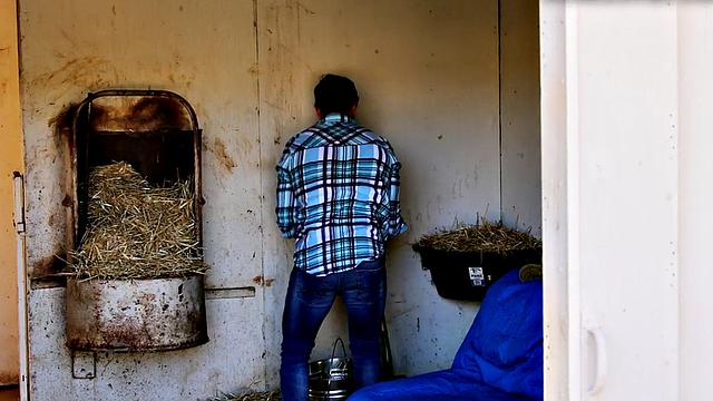 Hunky amateur farmer jerks his rod for jizz explosion