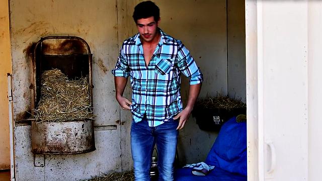 Hunky amateur farmer jerks his rod for jizz explosion