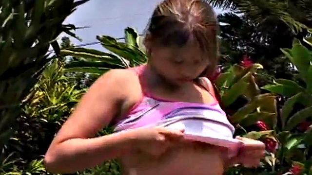 миниатюрная блондинка раздевается и ласкает себя на траве