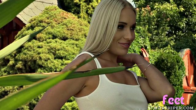 Парень лижет ноги девушке и жестко трахает её в киску на кровати.