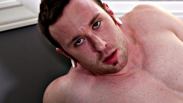 Muscular amateur sprays cum after solo masturbating