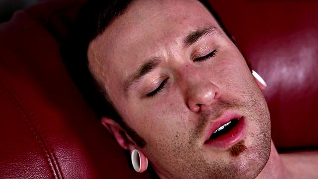 Muscular amateur sprays cum after solo masturbating