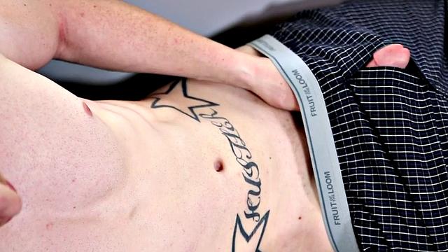 Muscular amateur sprays cum after solo masturbating