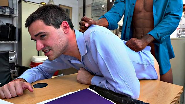 волосатый мужик получает без резинки от черного качка в офисе