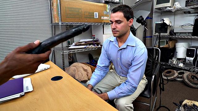 волосатый мужик получает без резинки от черного качка в офисе