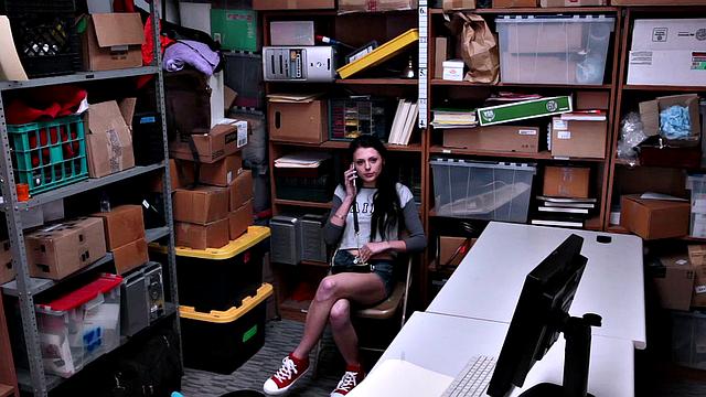 сексуальная воровка попала в лапы охраны и устроила групповой кайф