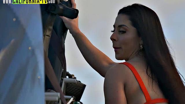 Lucky married taxi driver! Influencer famous for adult content strips naked in her taxi. If you were the taxi driver, what would you do?