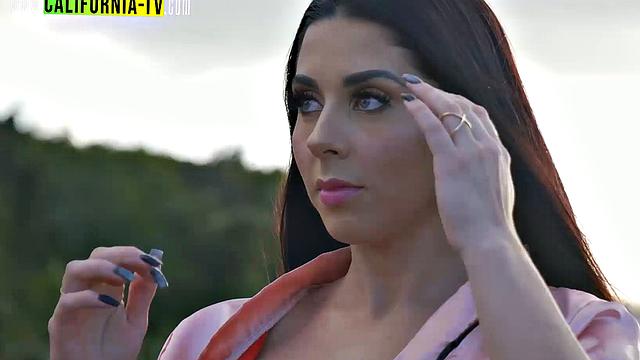 Lucky married taxi driver! Influencer famous for adult content strips naked in her taxi. If you were the taxi driver, what would you do?