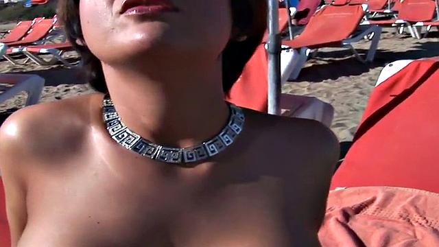 татуированная milf с большими сиськами скачет на толстом члене на улице в pov