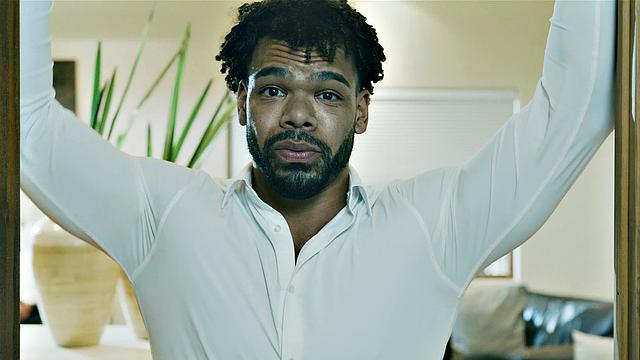 мускулистый риелтор трахается с клиентом в анал, пока муж не видит