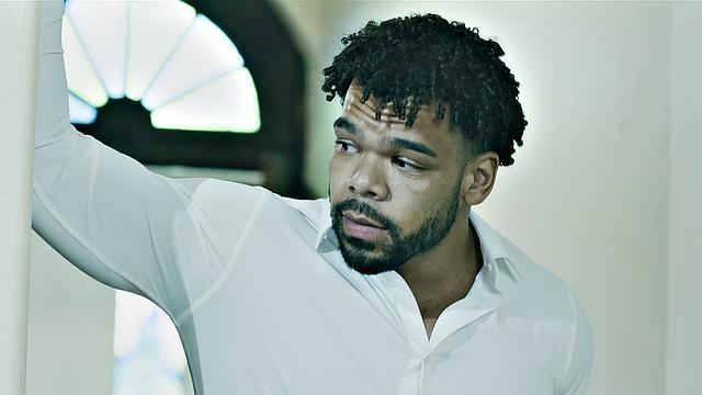 мускулистый риелтор трахается с клиентом в анал, пока муж не видит