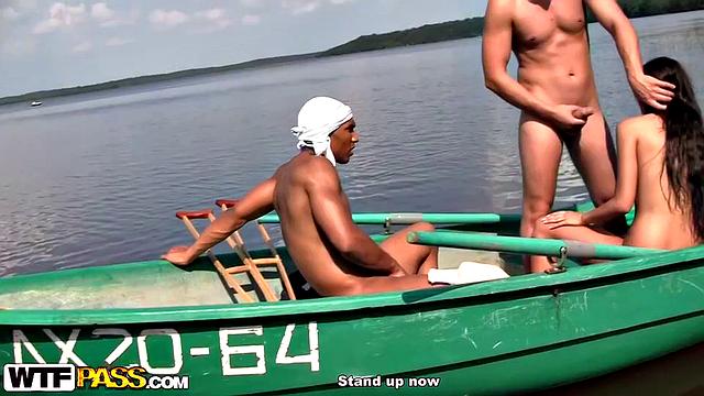 Брюнетка с пирсингом кайфует от жёсткого группового секса на пляже, глубокий минет и двойное проникновение для настоящей взрослой шалости.