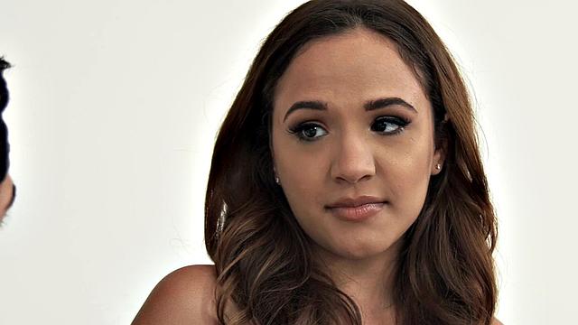 Калли Кляйн раздвигает ноги для страстного минета от сводного брата