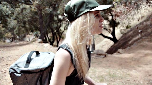 горячая блондинка жадно лижет подруге киску на природе