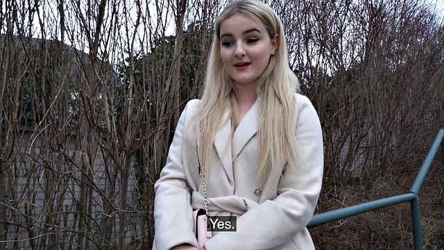 пышка с роскошной жопой орет, когда белый член рвет ей мокрую киску