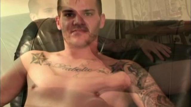 Джеймс дрочит до последней капли спермы