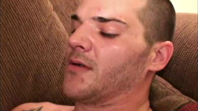 Джеймс дрочит до последней капли спермы