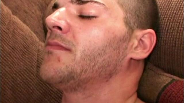 Джеймс дрочит до последней капли спермы