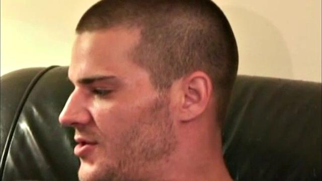 Джеймс дрочит до последней капли спермы