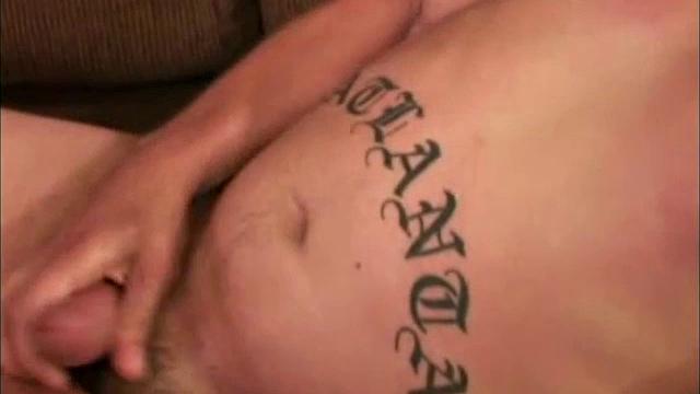 Джеймс дрочит до последней капли спермы