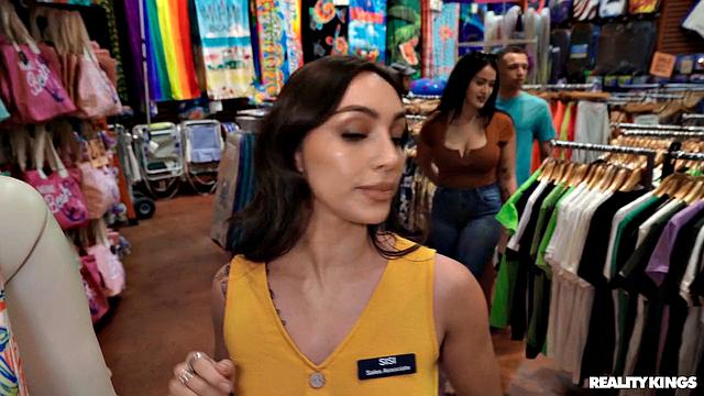 Две развратные продавщицы и покупатель устраивают жаркий секс прямо в магазине