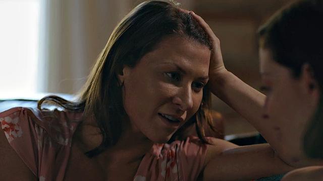 Lesbian milf seducing gf into oral sex before strapon fucking