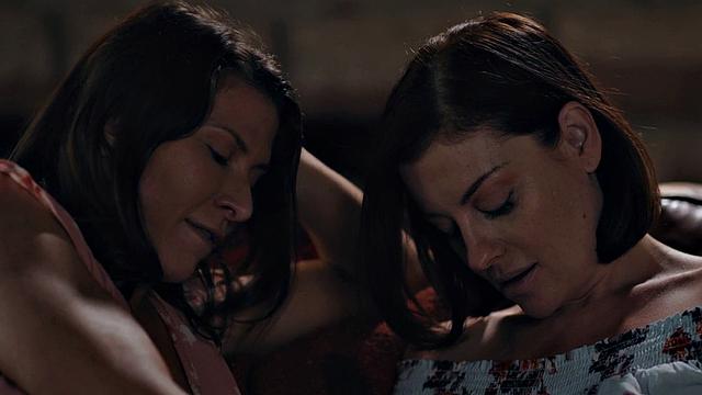 Lesbian milf seducing gf into oral sex before strapon fucking