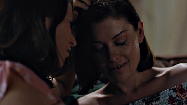 Lesbian milf seducing gf into oral sex before strapon fucking