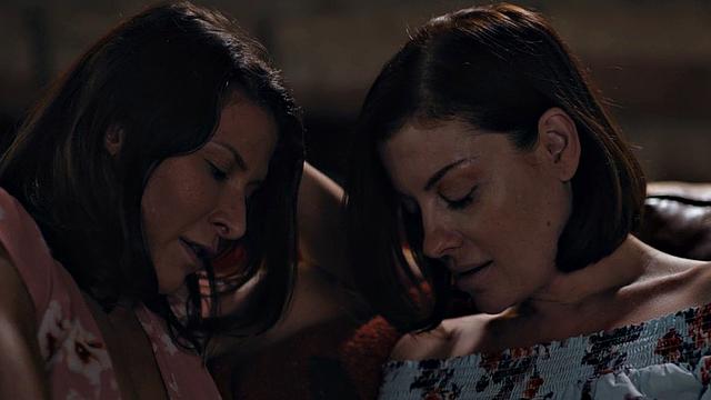 Lesbian milf seducing gf into oral sex before strapon fucking