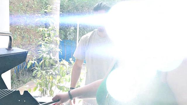 Рейна угощает сосисками, а потом заглатывает Вайнера